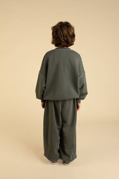 Pantaloni grigi oversize minimalisti
