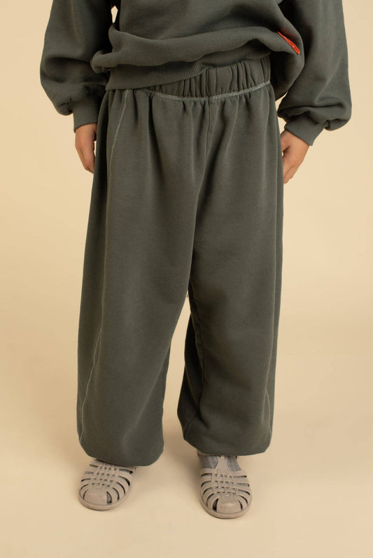 Pantaloni grigi oversize minimalisti