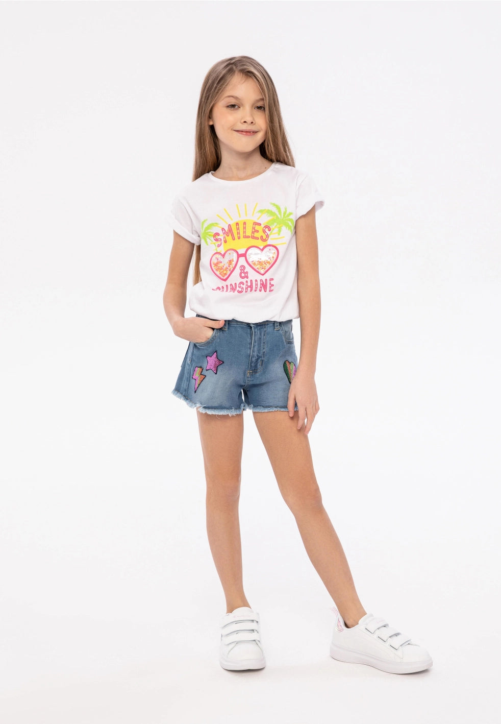 Top crop con scritte e cuori fluo