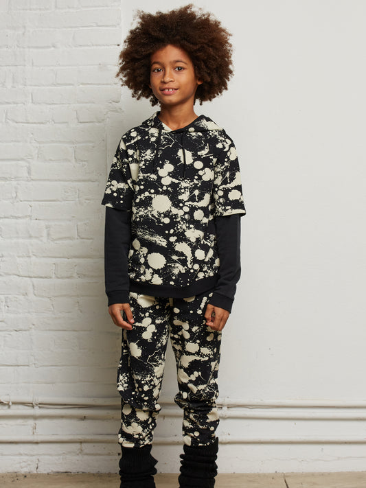 Pantalone jogger nero con macchie di pittura