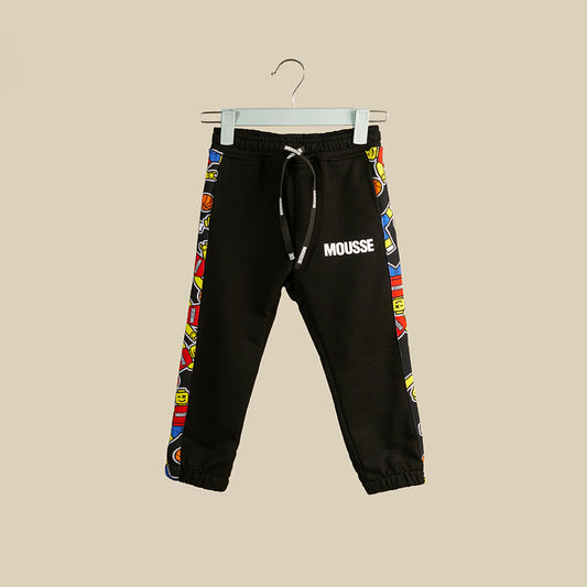 Pantalone jogger in tuta nera con banda laterale con stampe omini