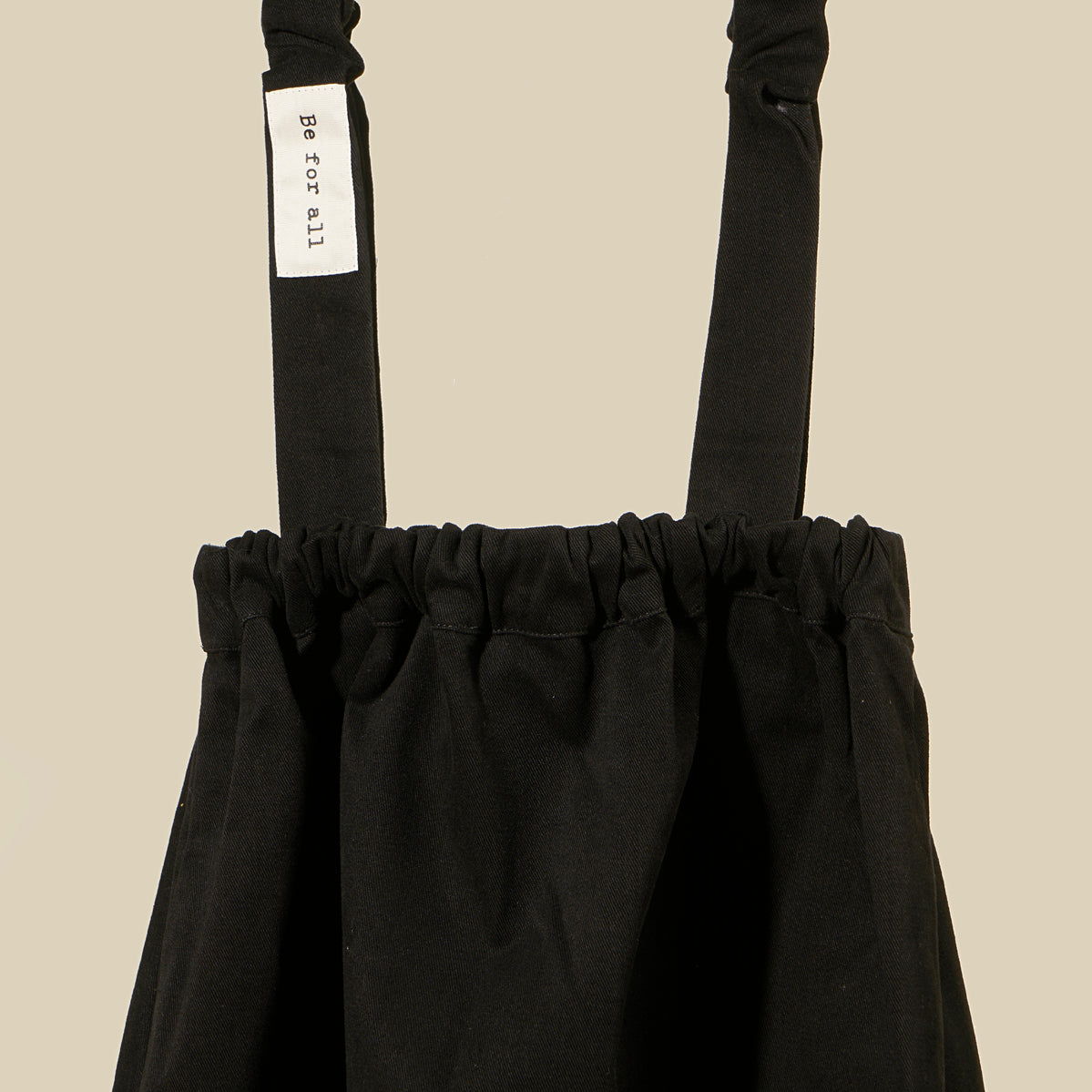 Gonna svasata con bretelline in tessuto gabardine