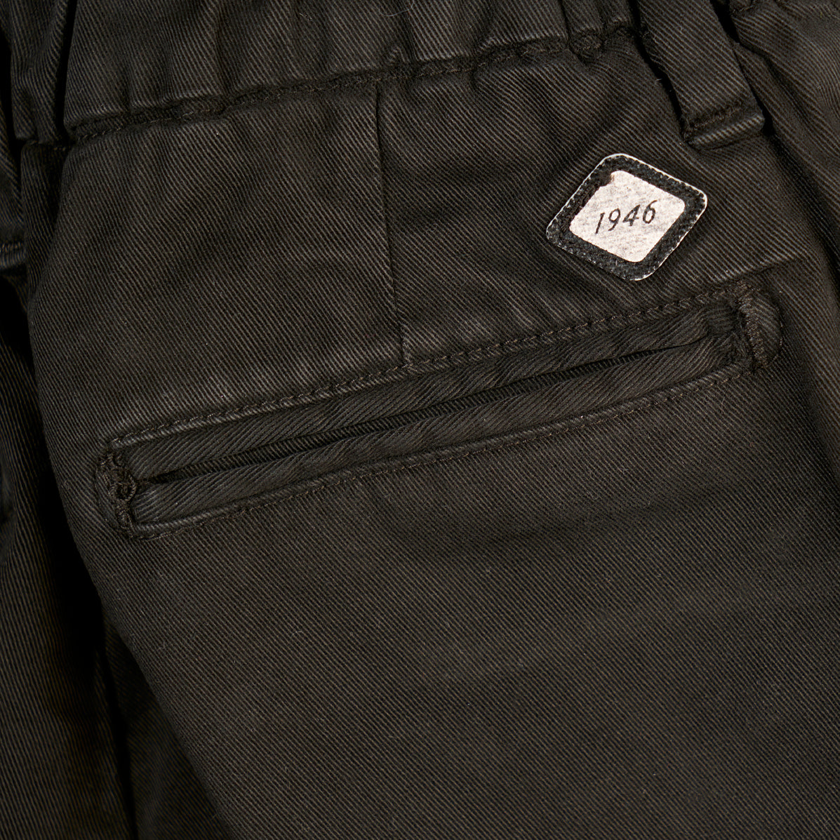 Pantalone nero in gabardine con tasche ed elastico in vita