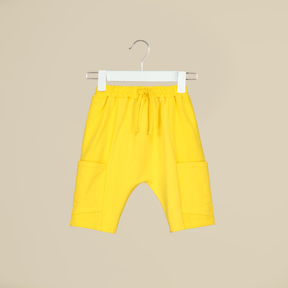 Shorts baggy in tuta gialla con tasconi