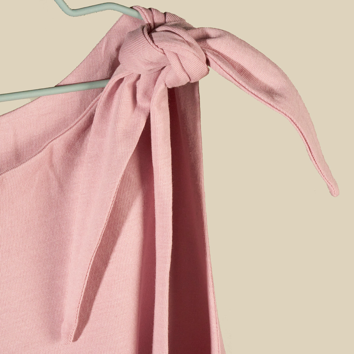 Top o mini abito rosa chiaro senza maniche con nodi