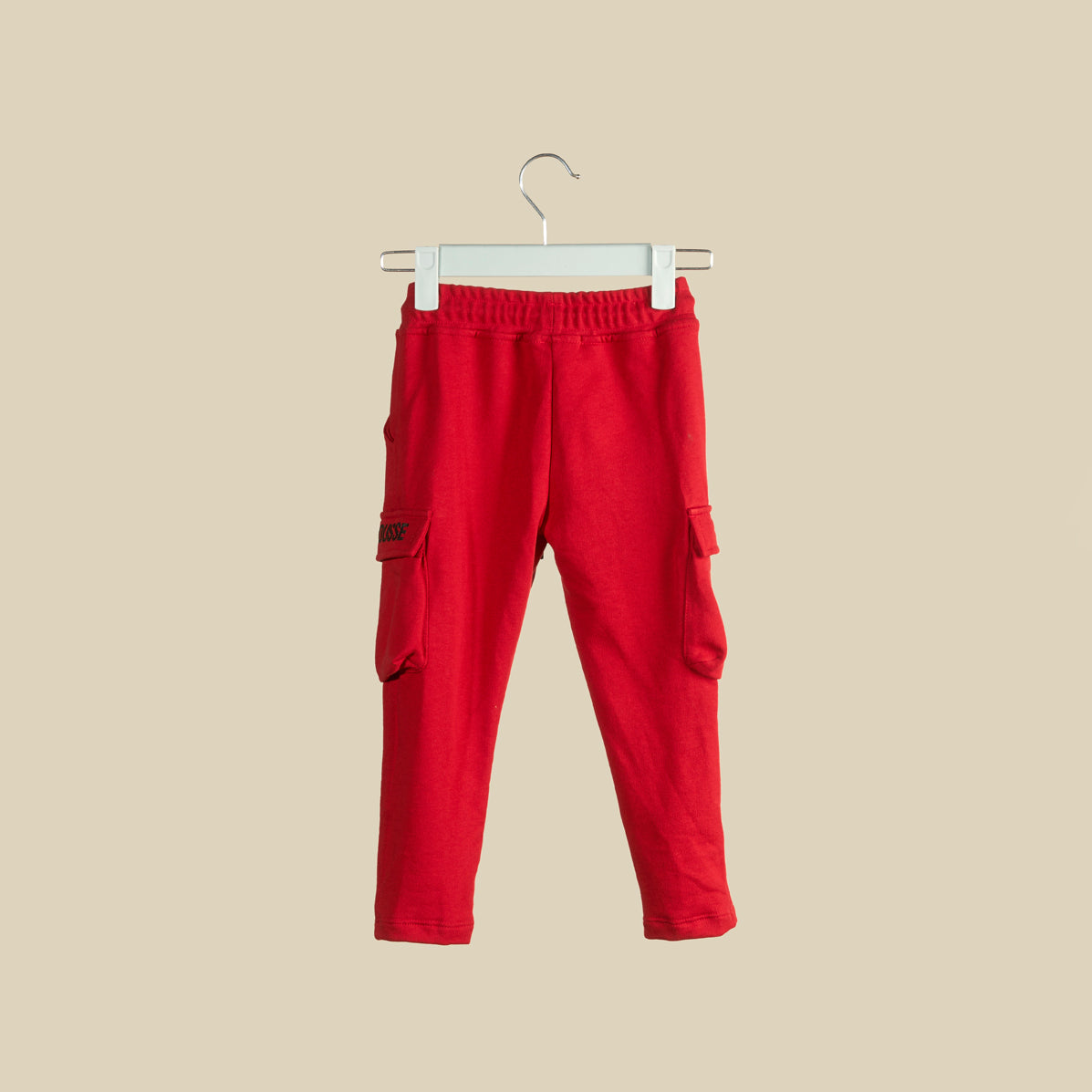 Pantalone cargo in tuta rossa con elastico in vita