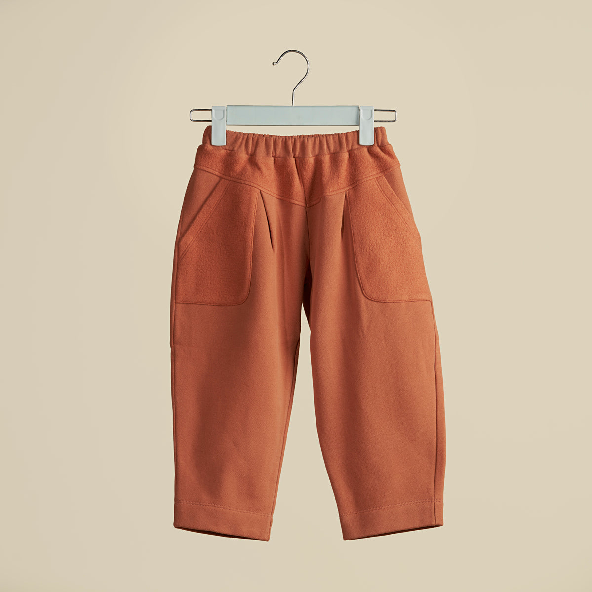 Pantalone ampio con tascone color coccio