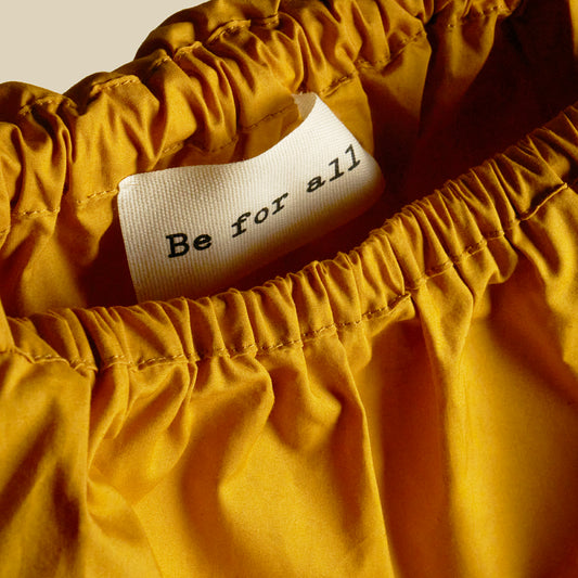 Top con spalline sottili e balza giallo ocra
