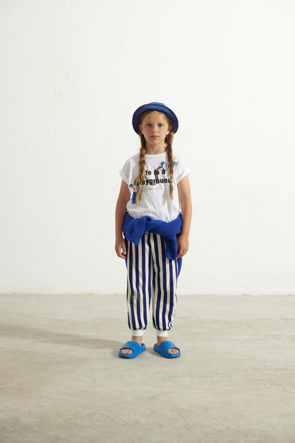 T-shirt bianca a maniche corte con scritta "Life is a playground"