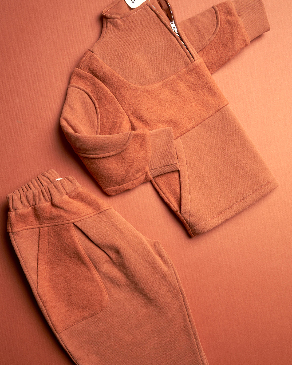 Pantalone ampio con tascone color coccio