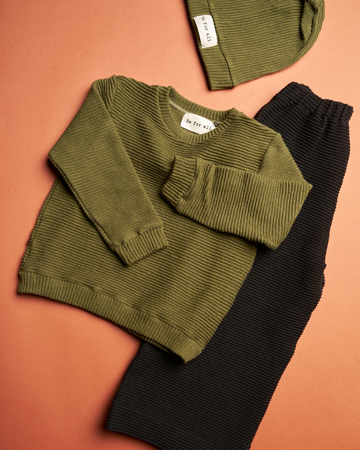Maglione verde militare in tessuto canneté